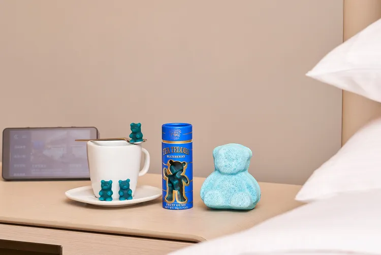 入住即贈TWG Tea全球首創的「茶香泰迪軟糖」，以及專案限定「泰迪造型泡澡球」，創造親子共享的夏日小驚喜。新板希爾頓酒店提供