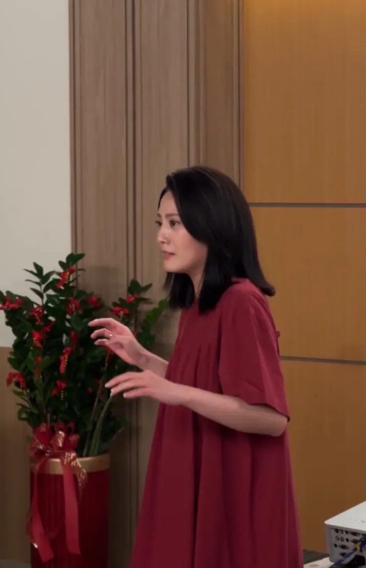 顏曉筠瘋狂呼自己巴掌，打到出痧。民視提供