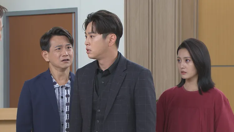 顏曉筠（右）真實身分被揭穿，劇情大翻轉，左起為陳家逵、吳東諺。民視提供