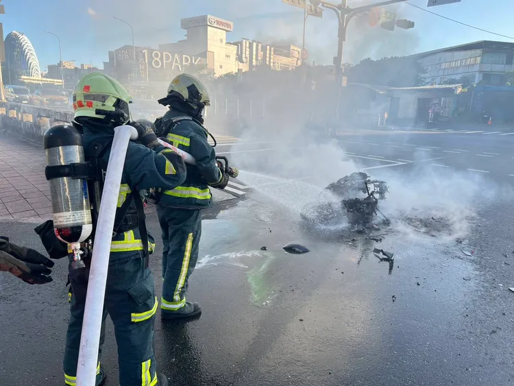 消防人員到場滅火。翻攝畫面