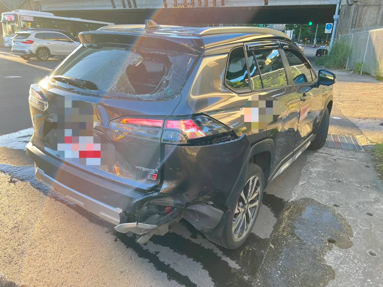 遭追撞的多元計程車。翻攝畫面