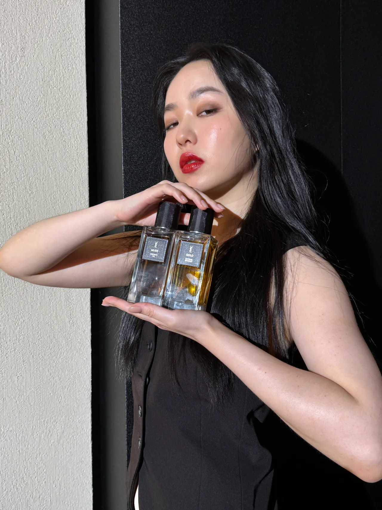 YSL時尚訂製香水推出全新墨染繆思和鎏金工藝2款新作,各75ml/8500元、125ml/1萬1500元。張家玲攝