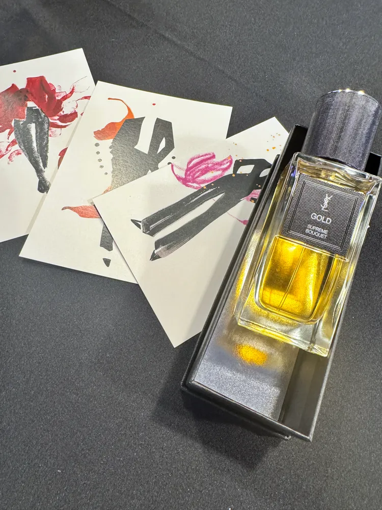 YSL時尚訂製香水盒內裡為特殊的銀色設計。張家玲攝