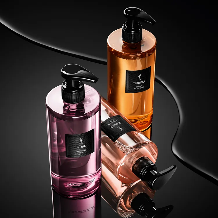 YSL時尚訂製香氛潔膚露共有墨染繆思、煙管褲裝、透膚襯衫3款香氣，各400ml／3450元。品牌提供