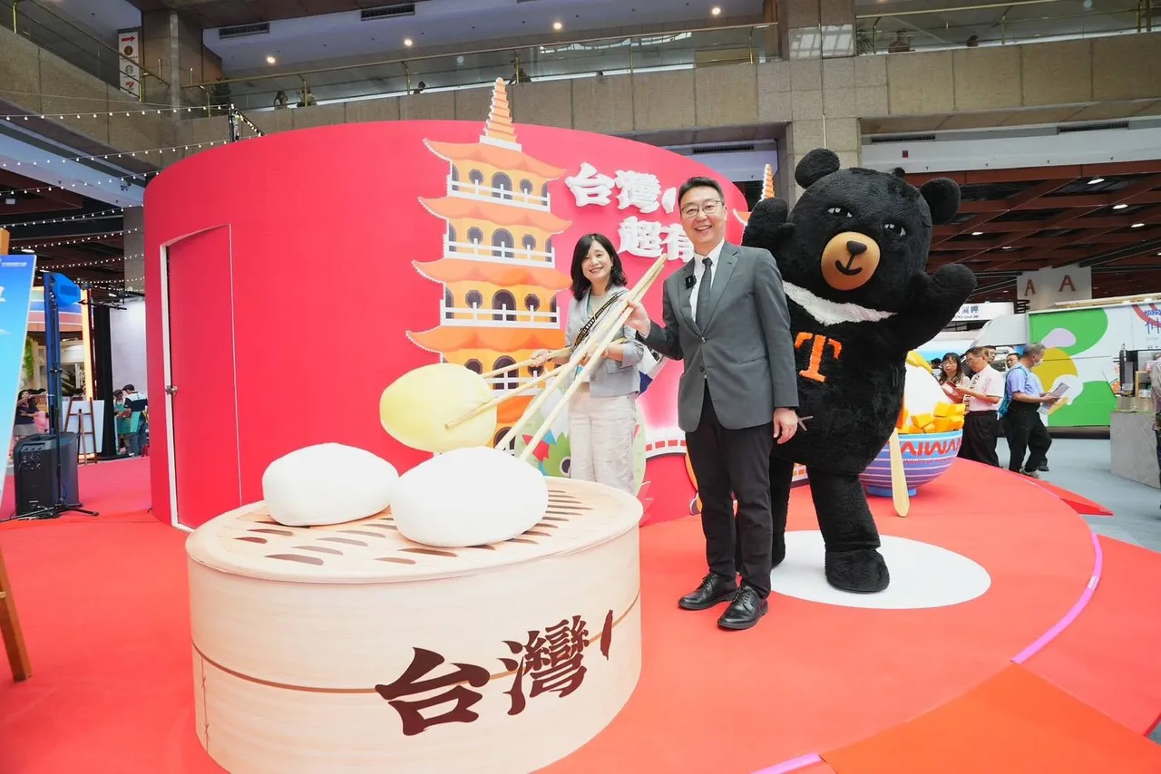 交通部长陈世凯(右)、观光署长陈玉秀(左)与台湾馆美食装置互动。观光署提供