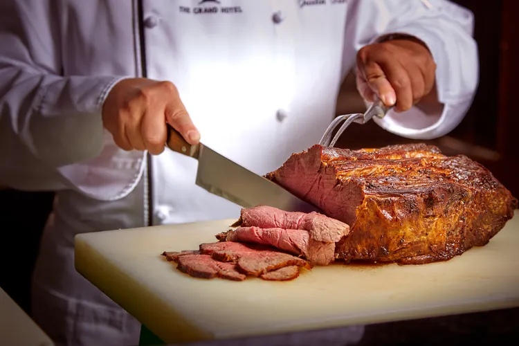 美食展現場推出牛排館海陸雙人套餐券每張3880元。台北圓山大飯店提供