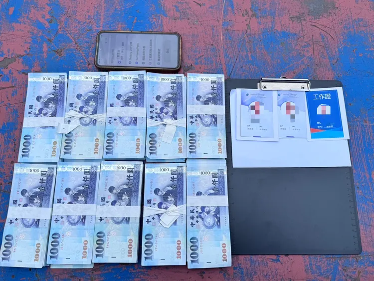 警方查扣被害人交付現金等相關證物。翻攝畫面