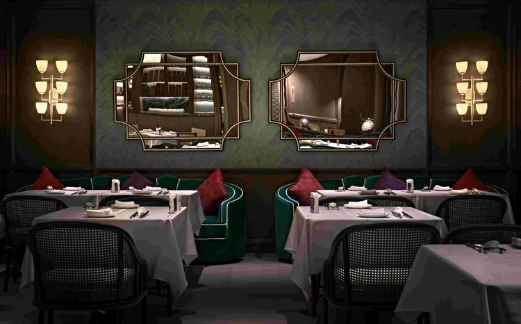 弈夢紅樓融合東方優雅與摩登懷舊風格，在此品嚐「蒜香脆皮雞雙人套餐」，讓用餐時光更添儀式感。瀚寓酒店提供