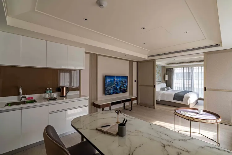 瀚寓酒店「饗樂時機」住房專案，入住菁英套房兩晚以上，享有頂級酒店式公寓的一房一廳私密空間，每晚只要7000元起。瀚寓酒店提供