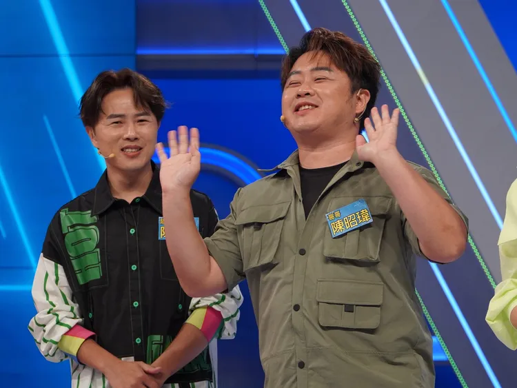 陳孟賢（左）與哥哥陳昭瑋有趣對話，笑翻現場。公視台語台提供