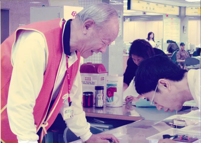 王覺生退而不休擔任志工。家屬提供