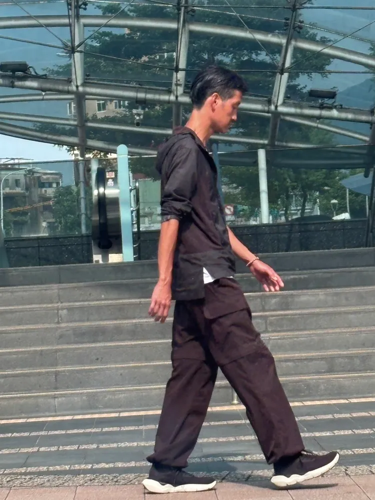 不過一個紅燈時間，他運動完就離開。讀者提供