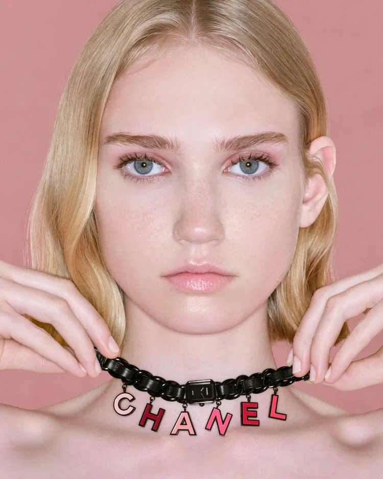 Première Blush吊墜腕錶，19.7 x 15.2mm（提供XS、S、M、L尺寸），黑色塗層精鋼錶殼，黑色漆面錶盤，黑色塗層精鋼鍊帶交織黑色皮革，吊飾飾以粉紅與紅色亮漆「CHANEL」字母，石英機芯，防水30米，27萬4000元。品牌提供