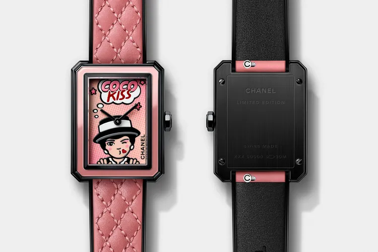 Boy·Friend Blush腕錶，27.9 x 21.5mm，黑色塗層精鋼錶殼，粉紅漆面錶圈與香奈兒女士圖騰錶盤，粉紅菱格紋小牛皮錶帶，石英機芯，防水30米，26萬元。品牌提供