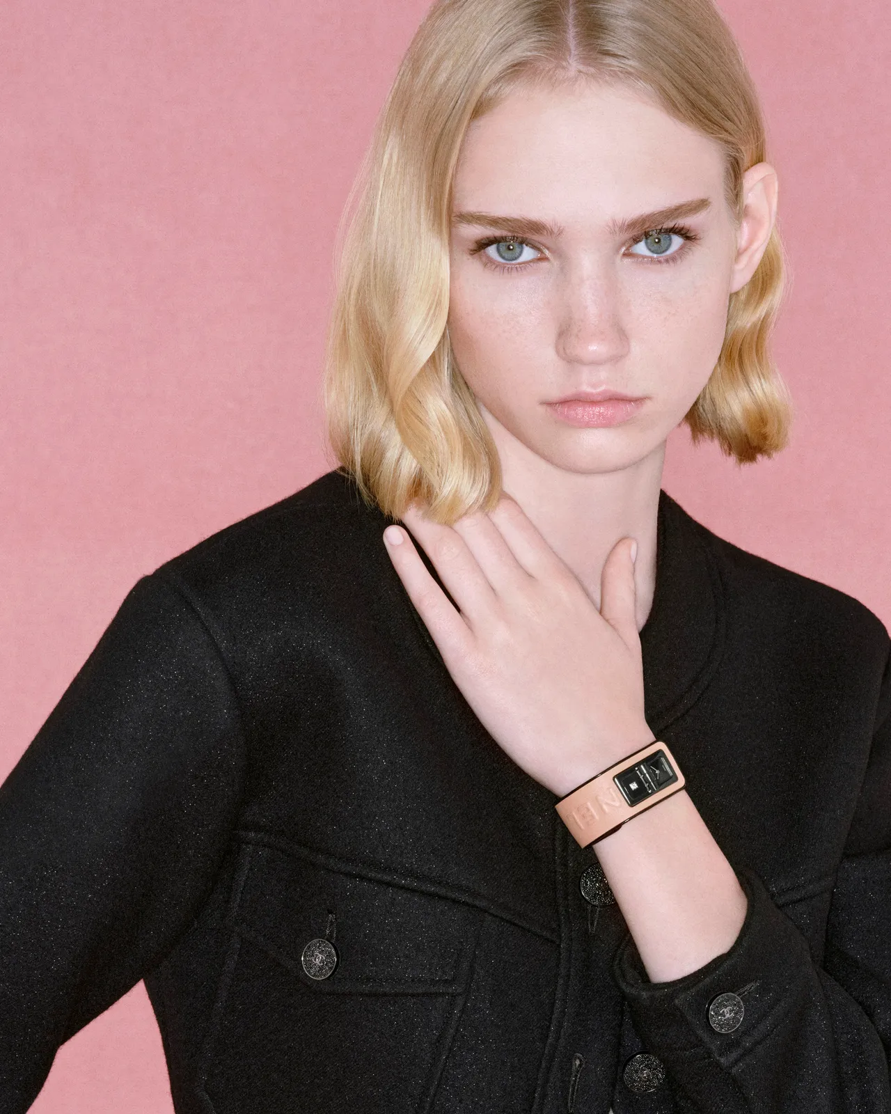 Code Coco Blush腕錶，39.3 x 25.0毫米，黑色塗層精鋼錶殼，黑色漆面雙面錶盤（其一鑲嵌約0.10克拉公主型切割鑽石），粉紅小牛皮錶帶飾以緞面「CHANEL」字樣，石英機芯，防水30米，34萬1000元。品牌提供