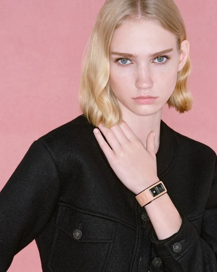 Code Coco Blush腕錶，39.3 x 25.0毫米，黑色塗層精鋼錶殼，黑色漆面雙面錶盤（其一鑲嵌約0.10克拉公主型切割鑽石），粉紅小牛皮錶帶飾以緞面「CHANEL」字樣，石英機芯，防水30米，34萬1000元。品牌提供