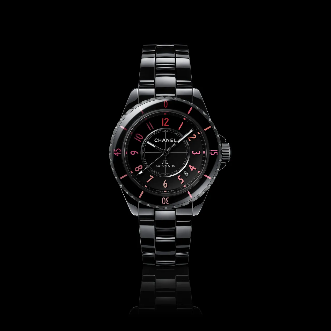 J12 Blush Caliber 12.2腕錶，33mm，黑色高抗磨陶瓷與霧面黑色塗層精鋼錶殼，黑色漆面錶盤，黑色高抗磨陶瓷錶鍊，Caliber 12.2自動上鍊機械機芯（COSC認證），動力儲存約50小時，防水深度200米，32萬5000元。品牌提供
