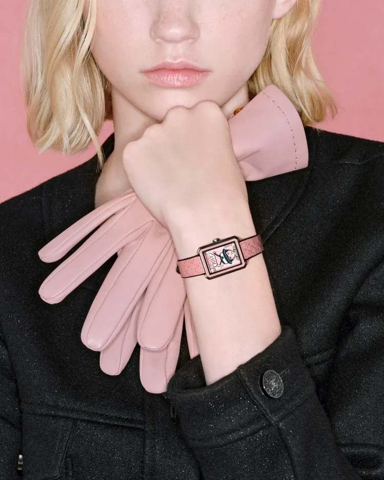 Boy·Friend Blush腕錶，27.9 x 21.5mm，黑色塗層精鋼錶殼，粉紅漆面錶圈與香奈兒女士圖騰錶盤，粉紅菱格紋小牛皮錶帶，石英機芯，防水30米，26萬元。品牌提供