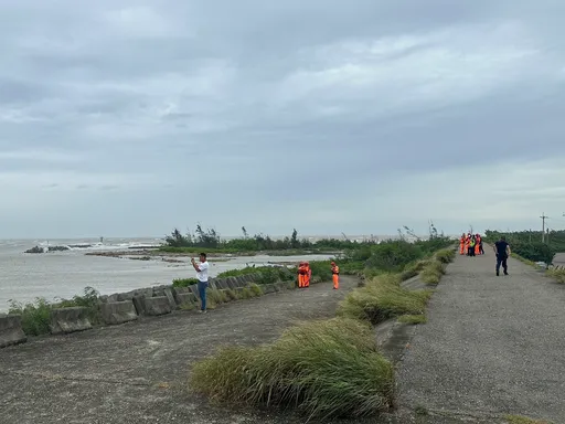 杨柳台风来袭竟跑海滩钓鱼 大浪一来...人不见了 友惊恐上岸求援