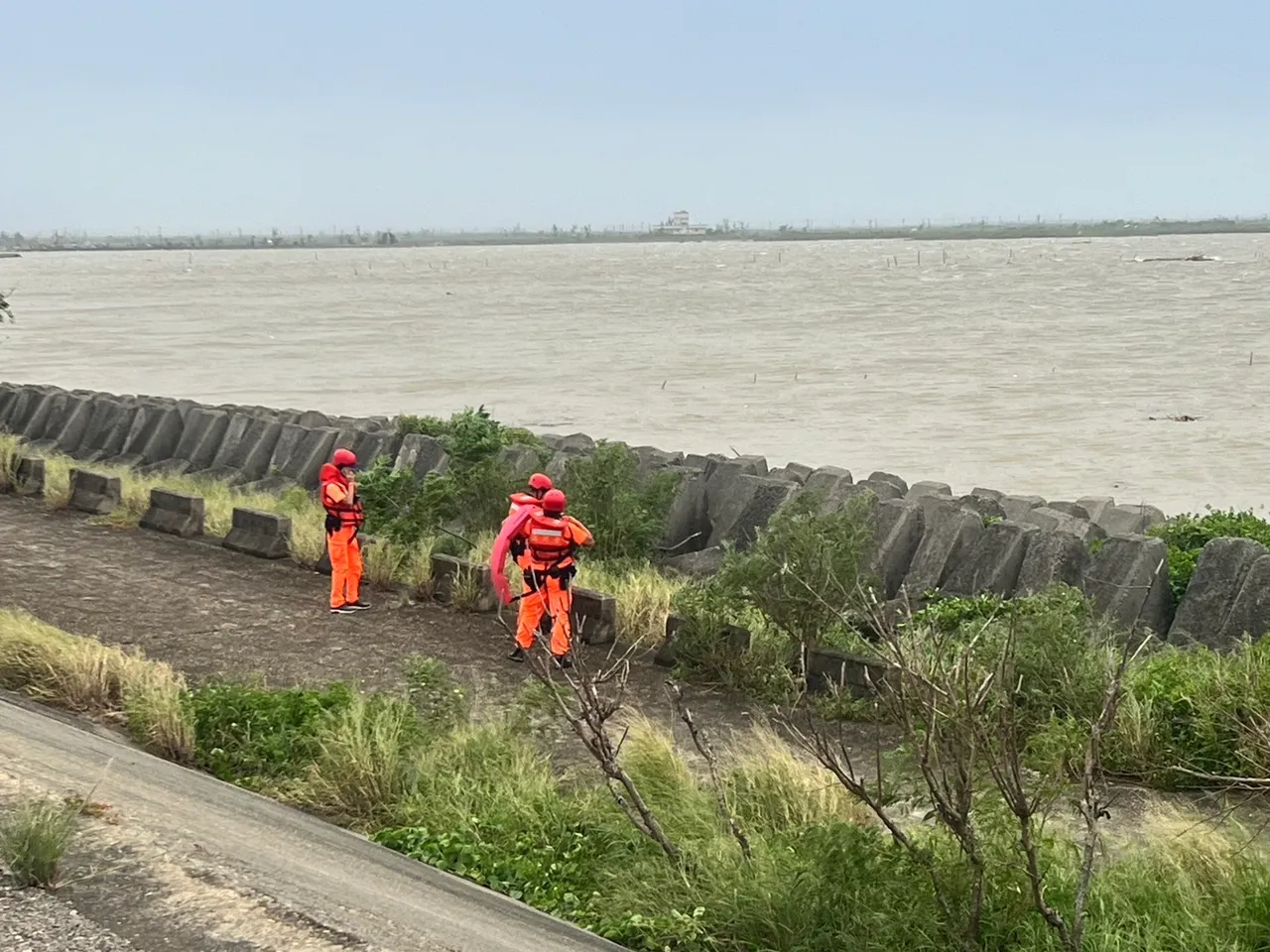 警消與岸巡人員在沙灘周邊搜索,目前男子仍下落不明。民眾提供