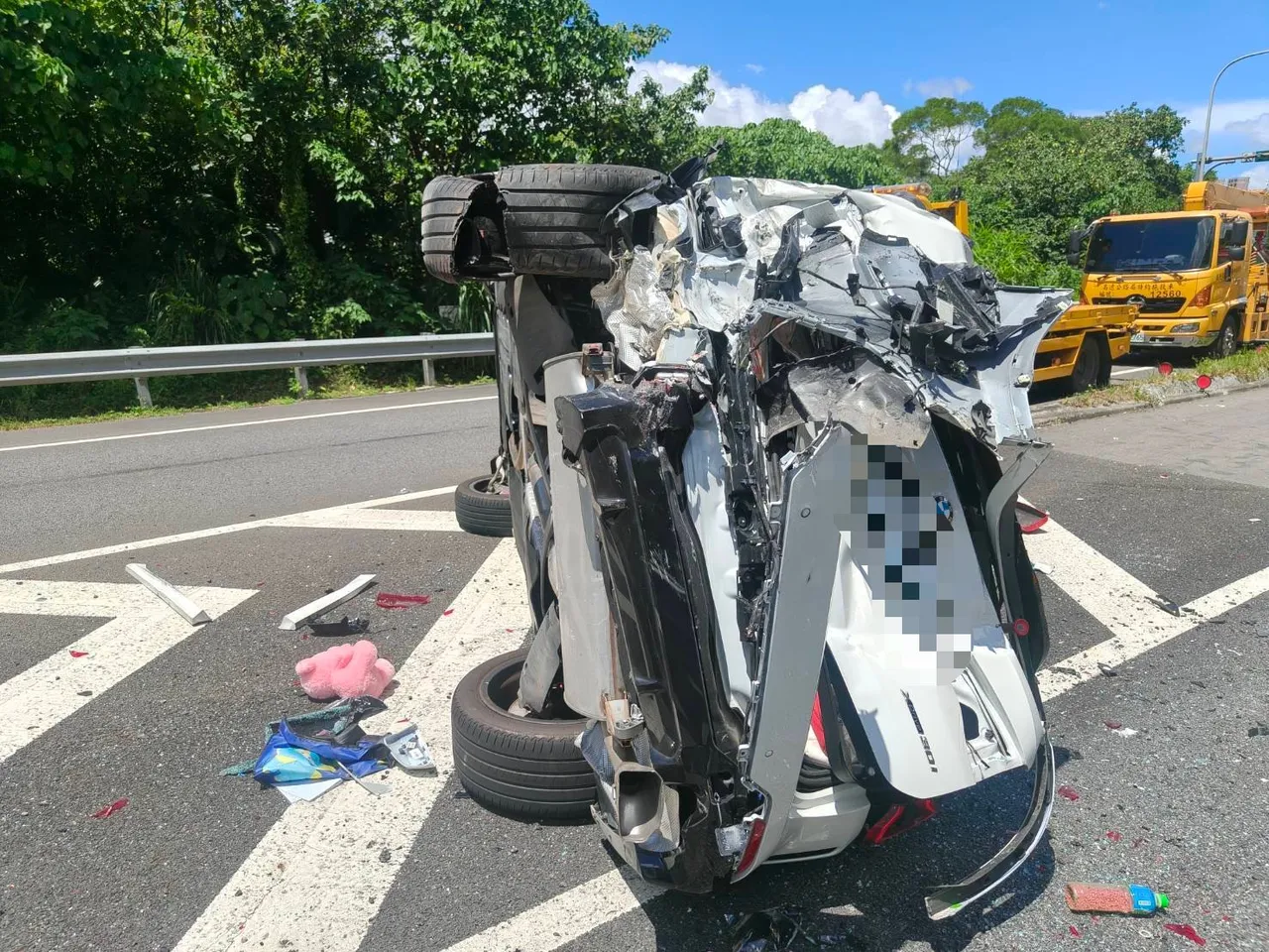 遭追撞翻覆的小客车。警方提供