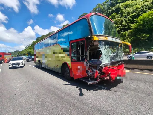 國3南13.5K遊覽車追撞5車事故 小客車翻覆!7人受傷送醫