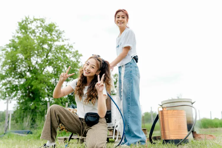 吳映潔（左）和莎莎海外出任務。好看娛樂提供