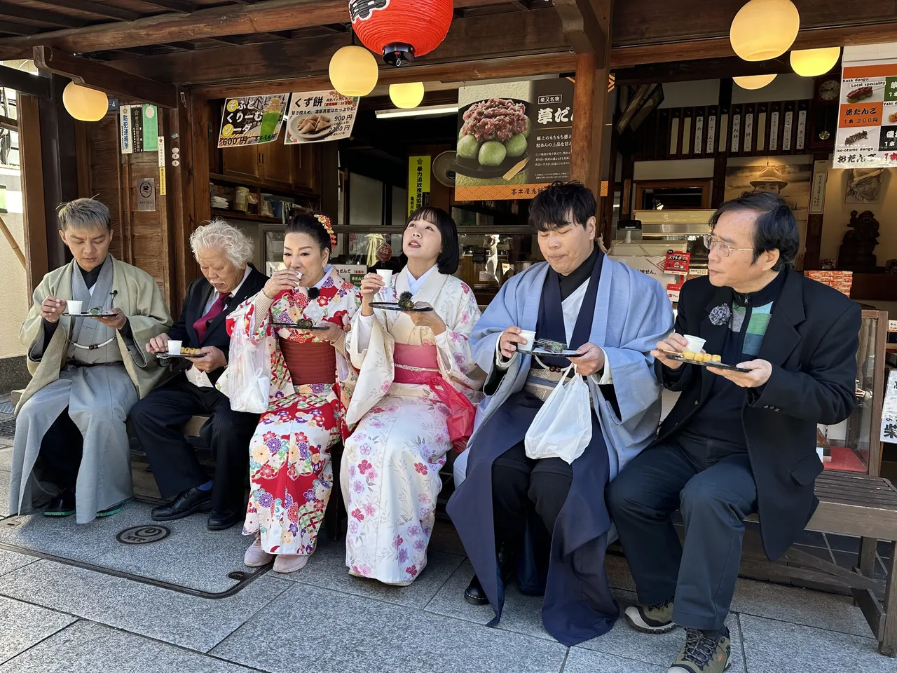 職人劉俊茂(左二)帶曾瑋中(左起)、楊繡惠、籃籃、邵大倫、台語老師等去體驗當地的丸子與茶。公視台語台提供