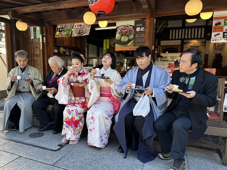 職人劉俊茂（左二）帶曾瑋中（左起）、楊繡惠、籃籃、邵大倫、台語老師等去體驗當地的丸子與茶。公視台語台提供