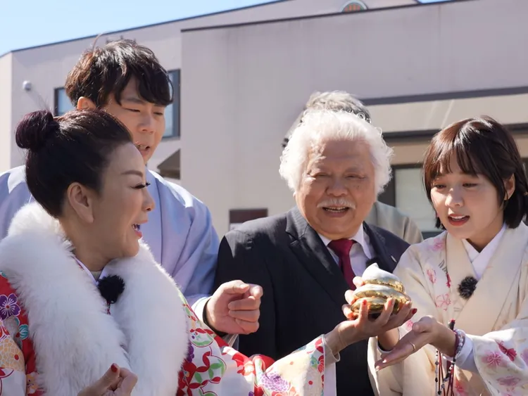 楊繡惠（左起）、邵大倫、職人劉俊茂、籃籃等被發音與「幸運」相似的「金色便便」所吸引。公視台語台提供