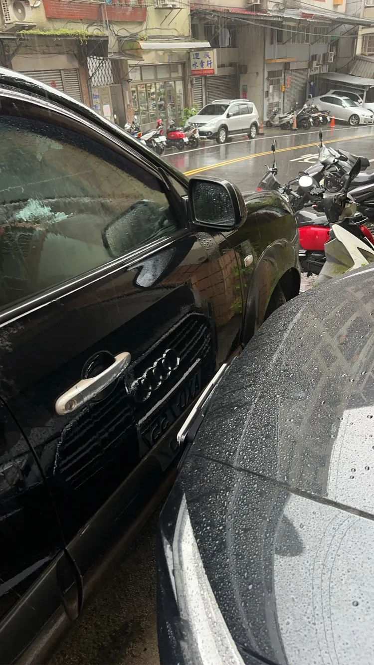 謝忻表示，當時唯一可抗議的方式就是用車頭直逼對方車門，雖然明知這非常幼稚。翻攝謝忻社群