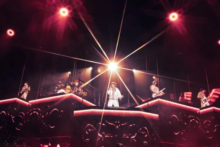 八三夭自五層樓高從天而降。KKLIVE、不搖就滾提供