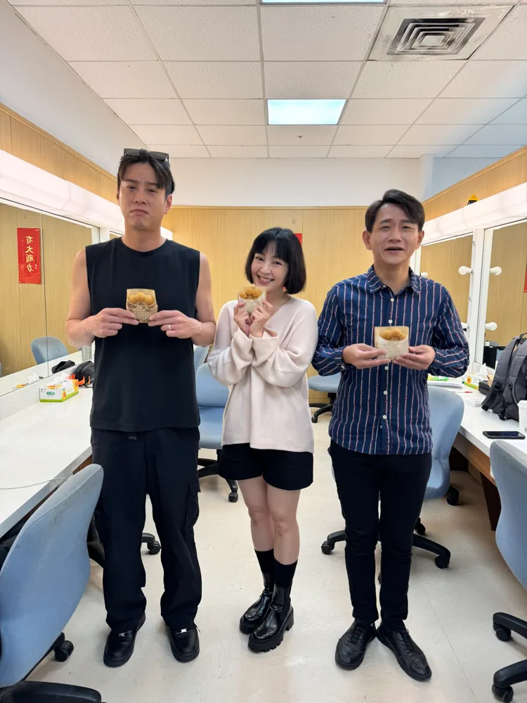 吳東諺（左）和陳家逵（右）久違蔡燦得，搞笑互動。民視提供