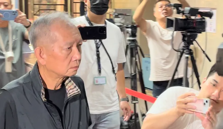 邱清章今日一早抵達北院，見到大批媒體守候神情肅殺。謝亞庭攝