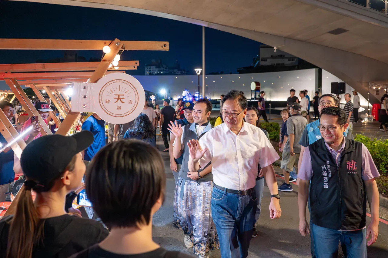 张善政与市民朋友热情互动。市府提供