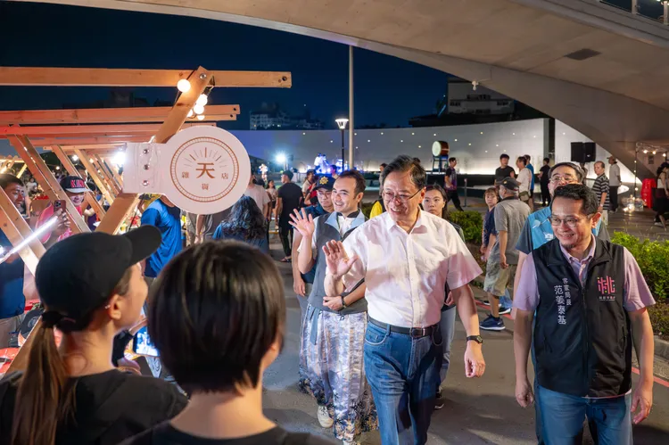 張善政與市民朋友熱情互動。市府提供