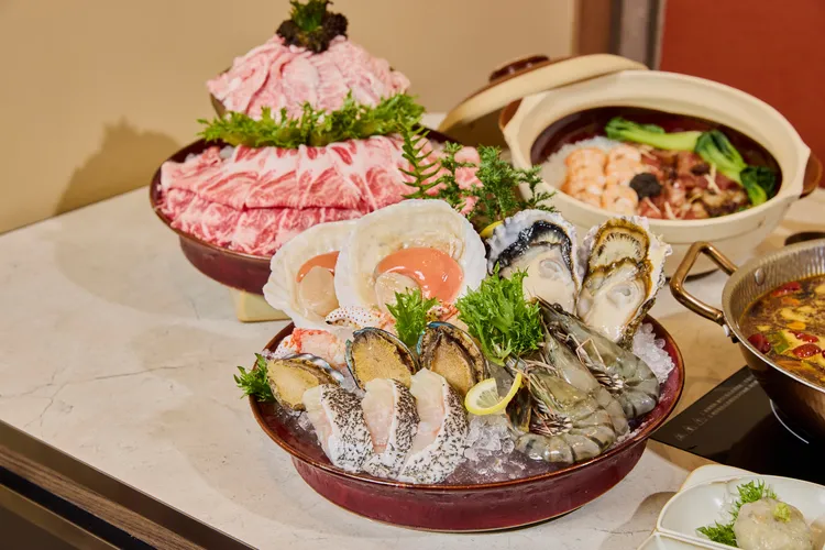 歡慶父親節，即日起至8/31撈王加碼祭出生蠔盤、酒水加購優惠，邀大家與爸爸共享寵愛盛宴，舉杯慶祝。業者提供