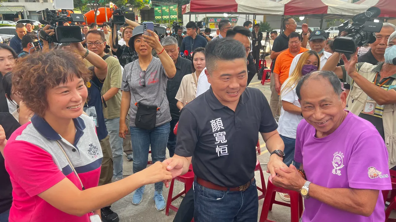 顏寬恒反罷成功,在服務處向現場支持道謝。鮮明攝