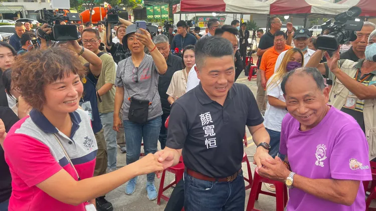 顏寬恒反罷成功，在服務處向現場支持道謝。鮮明攝