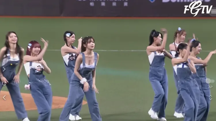 李珠珢站在C位卻忘記舞步，動作明顯與其他人不同，還自己尷尬偷笑。圖取自富邦悍將YT