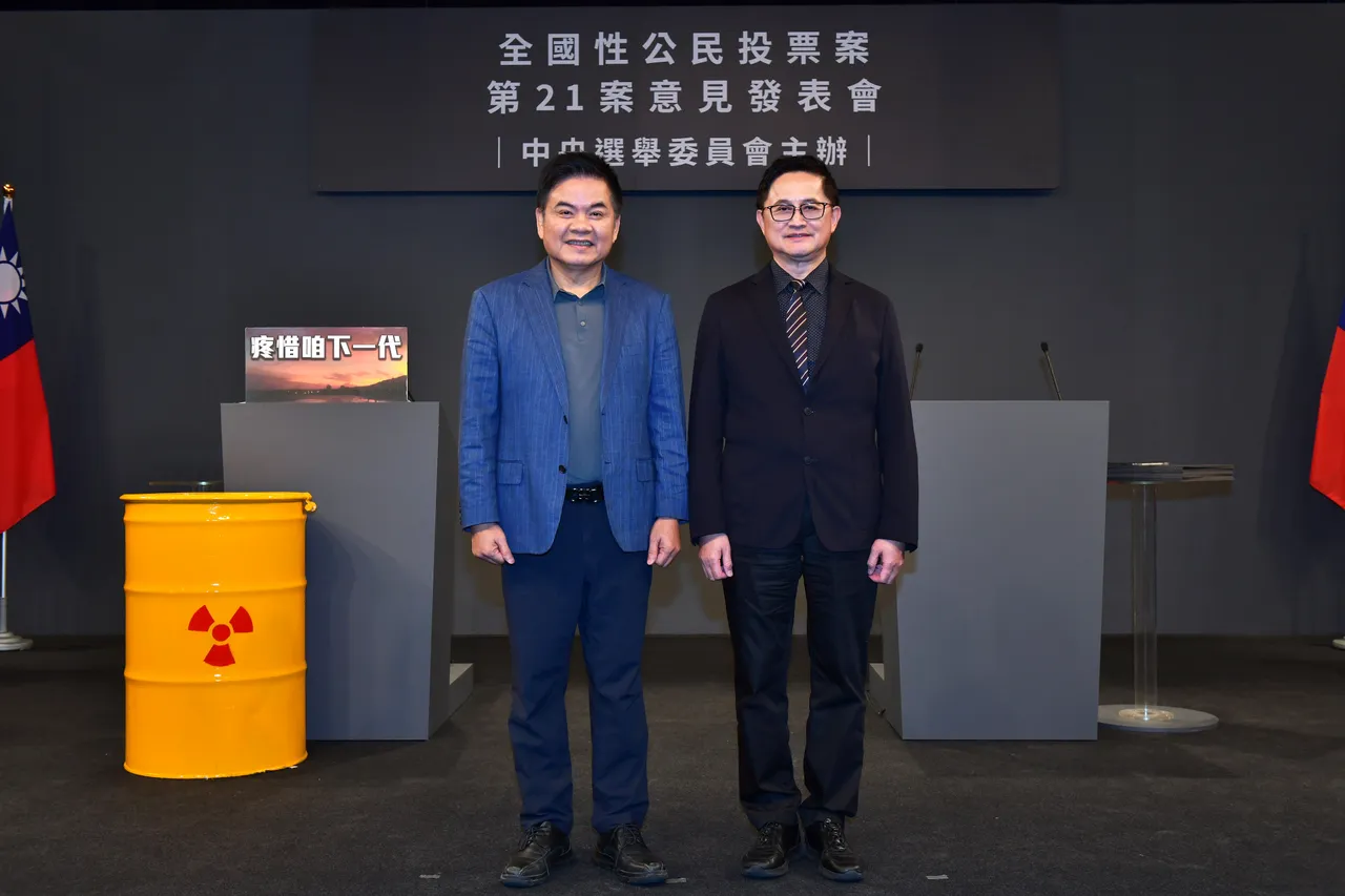 核三延役公投电视政见发表会 正方代表和硕董事长童子贤、反方代表民进党立委庄瑞雄。中选会提供