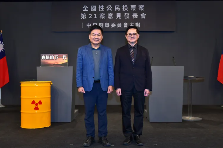 核三延役公投電視政見發表會 正方代表和碩董事長童子賢、反方代表民進黨立委莊瑞雄。中選會提供