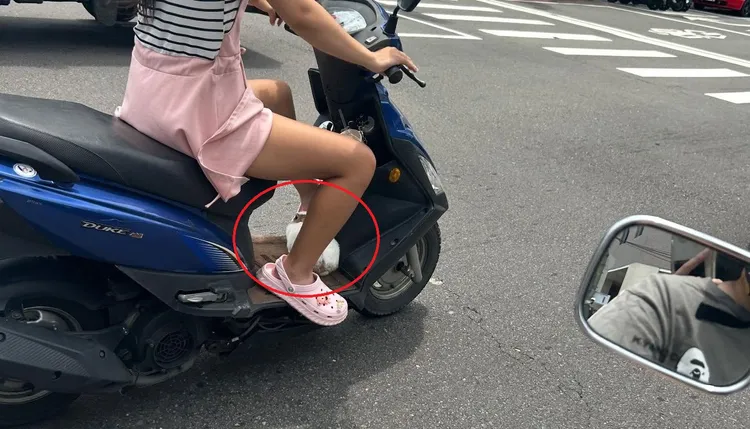 范女將兔子直接放在機車踏板上騎車，導致兔子受驚跳車受傷。翻攝Threads