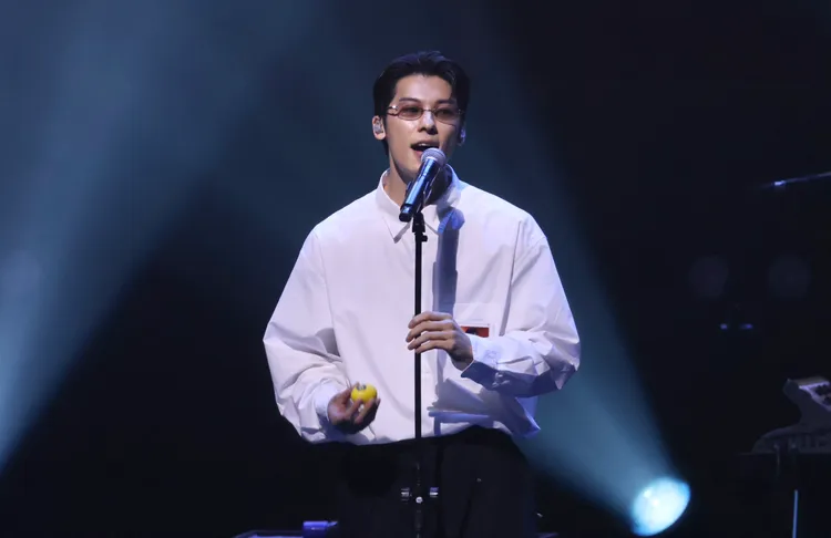 許光漢加碼合唱《我是一隻魚》，化身沙鈴手。莊宗達攝