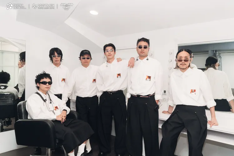 許光漢（右3）再度攜手落日飛車，默契十足。北流提供