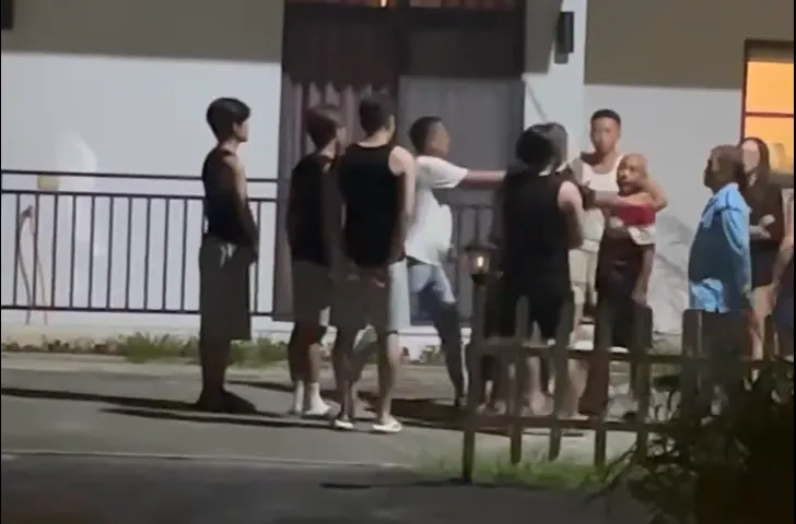 潜水店老板一群人威逼大学生,一名男子一度拿起棍棒要打人。翻摄画面