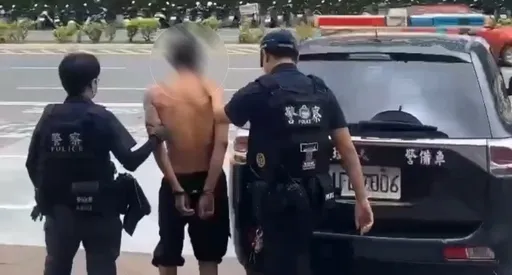 醉漢裸身超商偷酒 店外討菸不成竟毆打母女