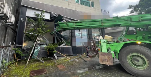 恐怖!北市「動力機械」衝撞南港民宅 玻璃窗碎片滿地