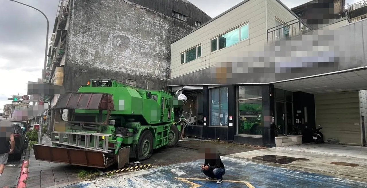 動力機械撞進民宅。警方提供