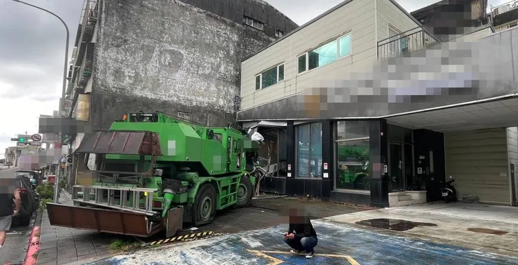 動力機械撞進民宅。警方提供